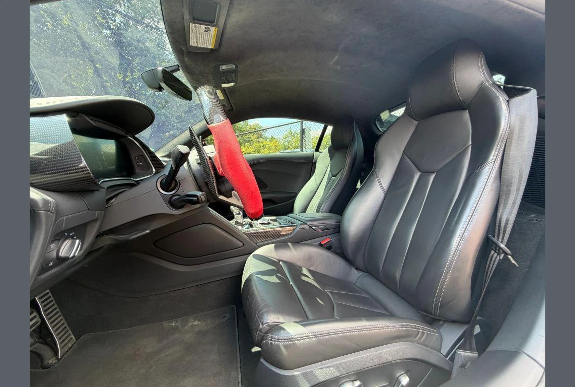 Audi R8, photo 6 of 6