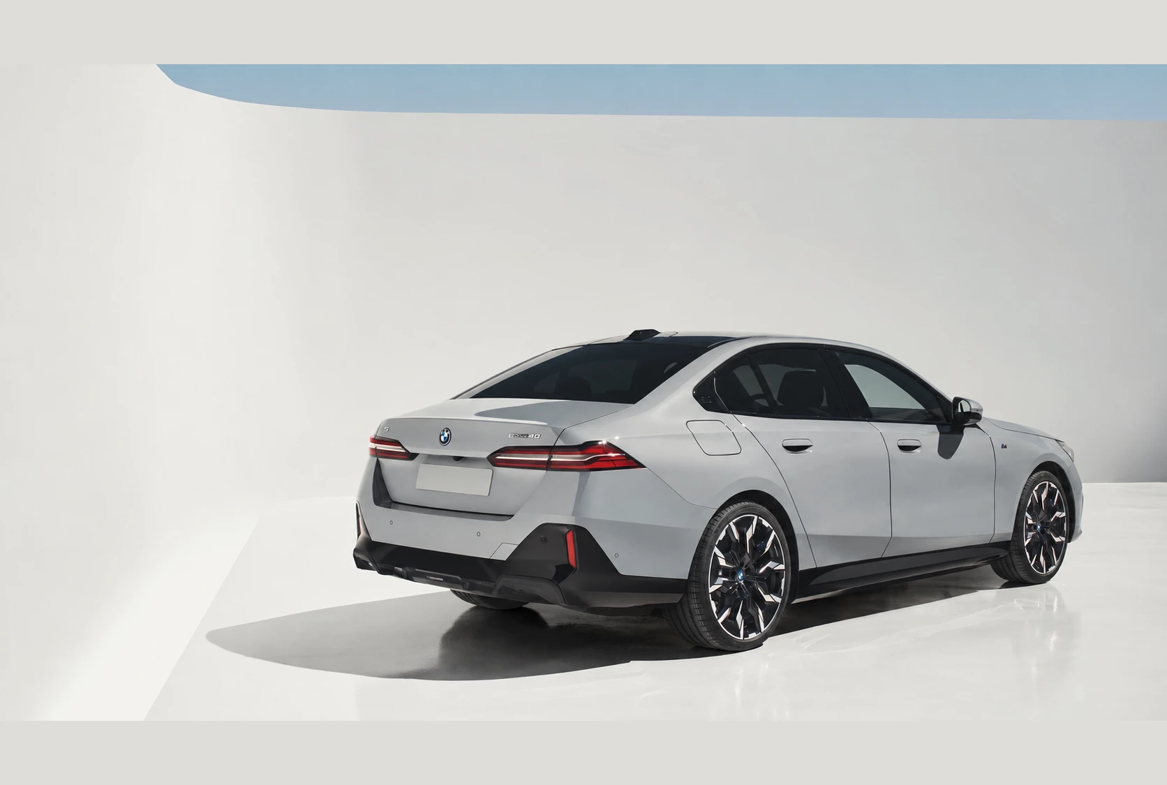 BMW i5, photo 2 of 6