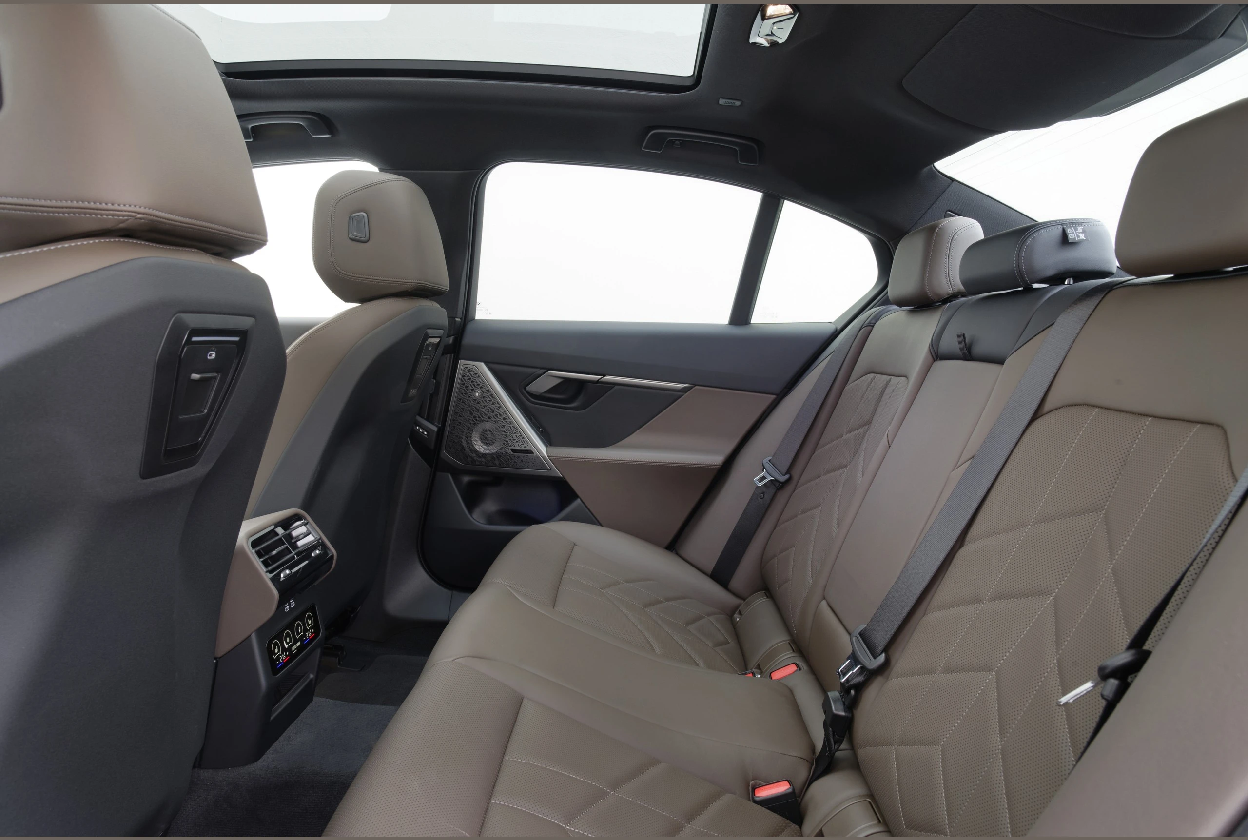 BMW i5, photo 6 of 6
