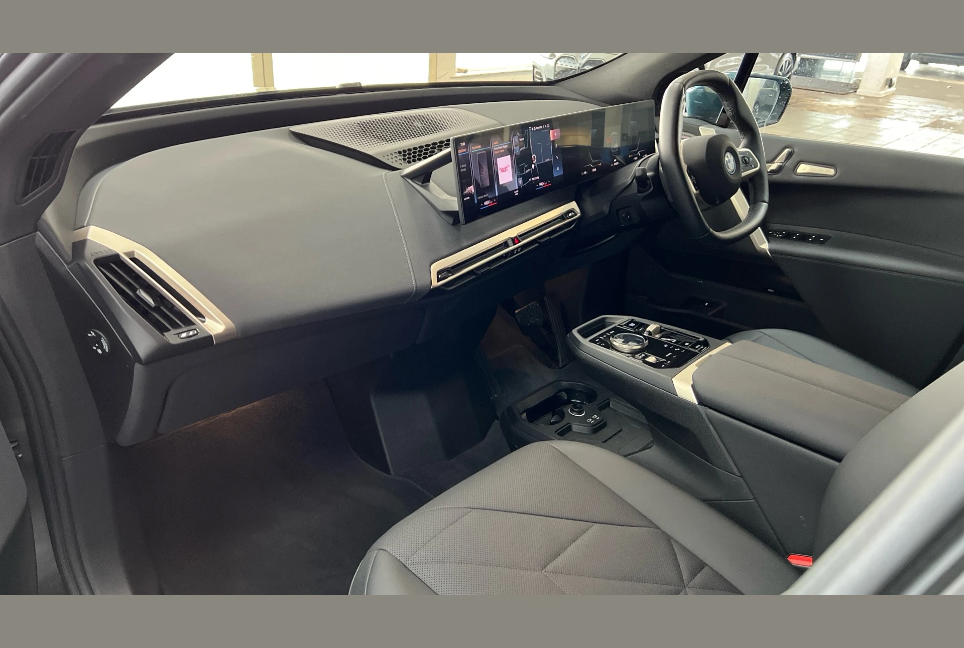 BMW iX, photo 4 of 6