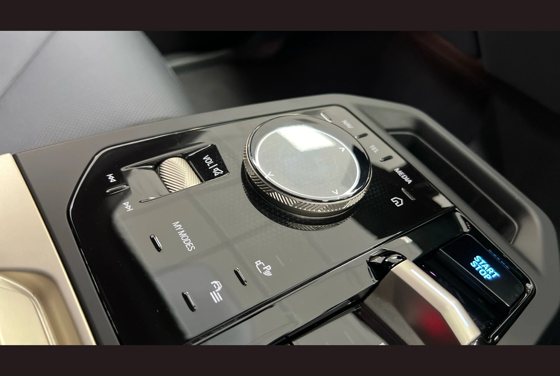 BMW iX, photo 6 of 6