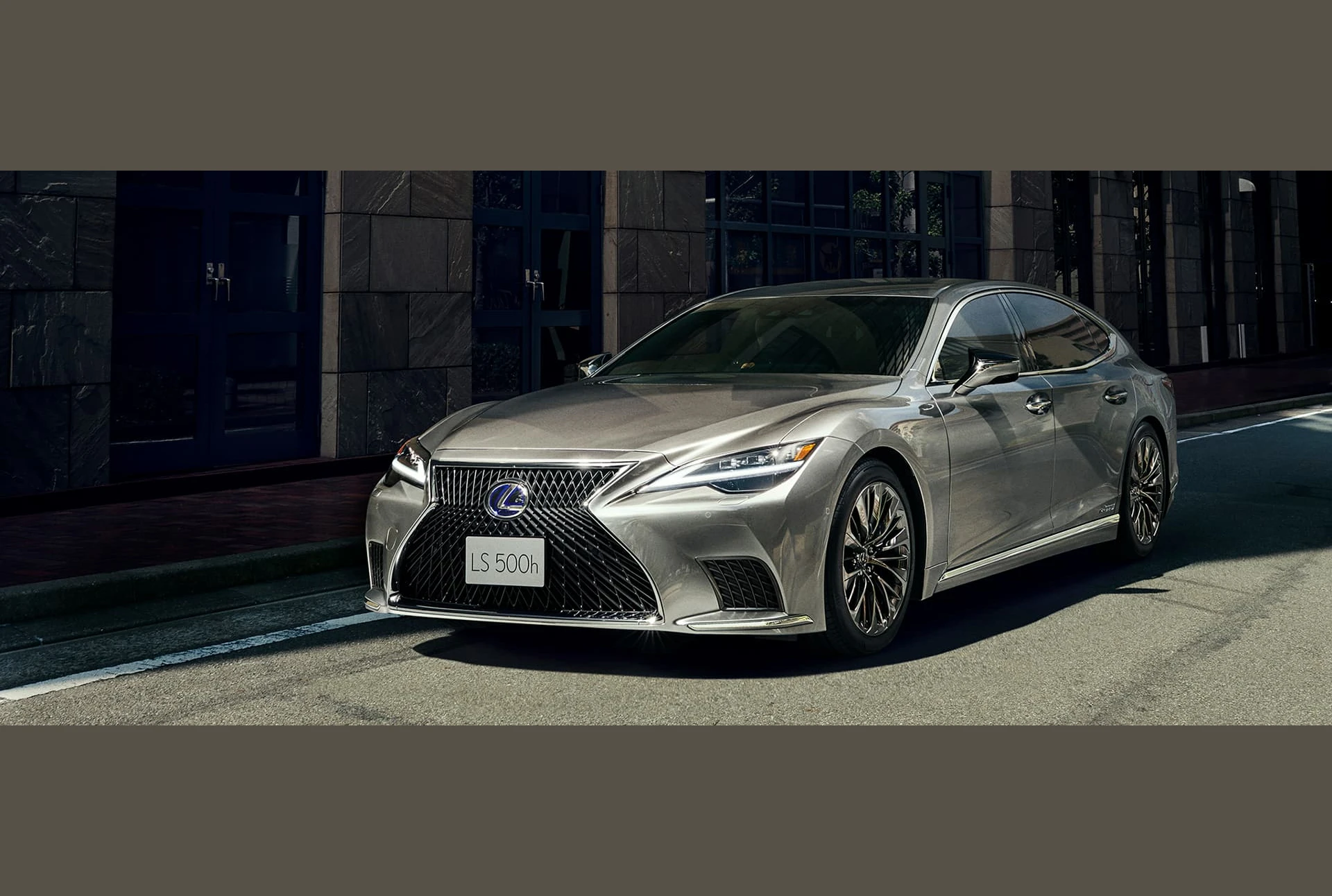 Lexus LS, photo 2 of 6