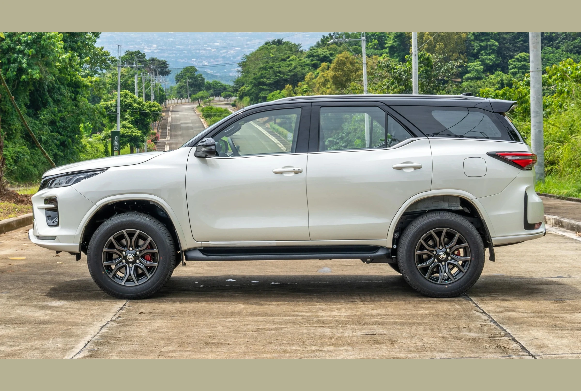 Toyota Fortuner, photo 3 of 6
