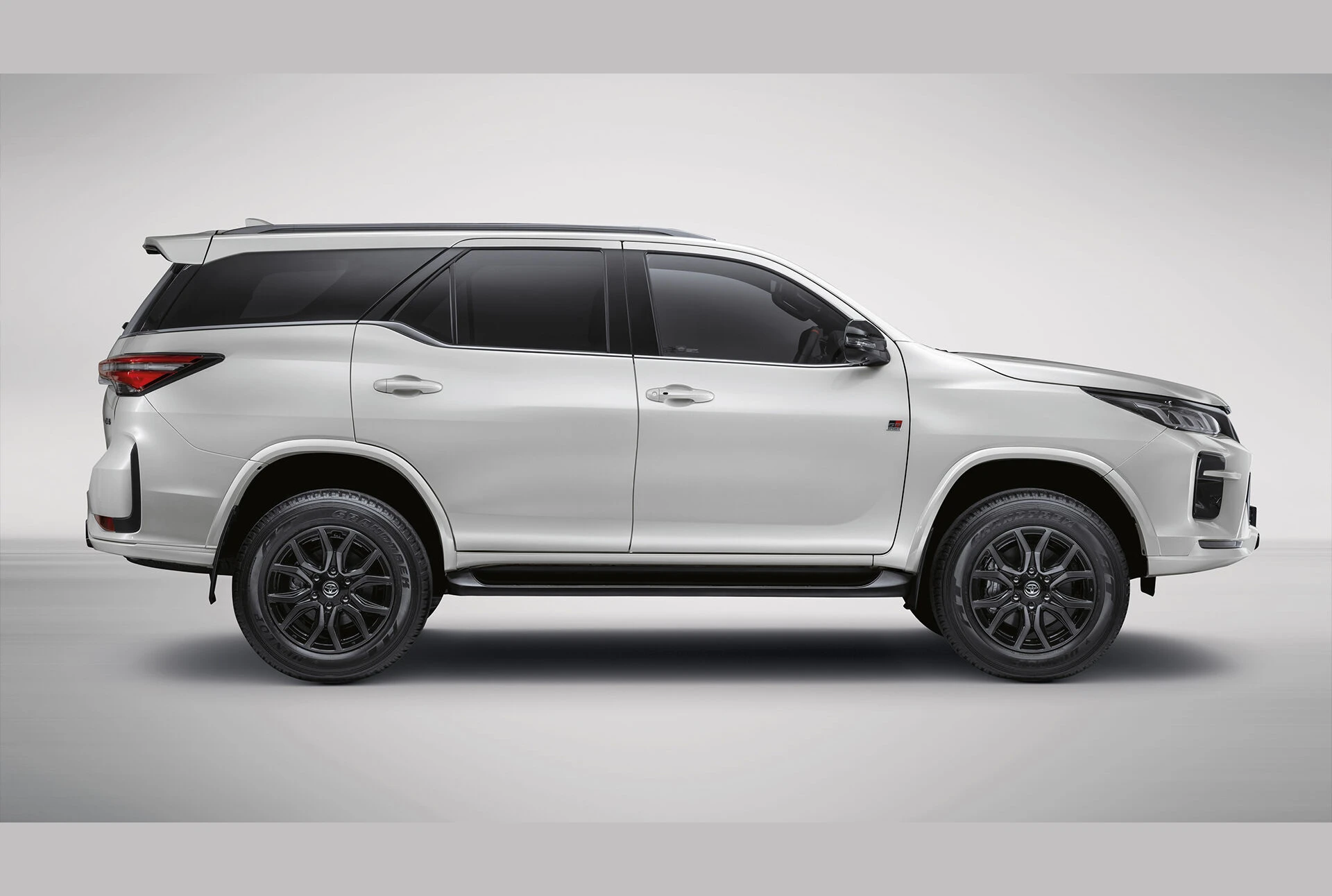 Toyota Fortuner, photo 3 of 6